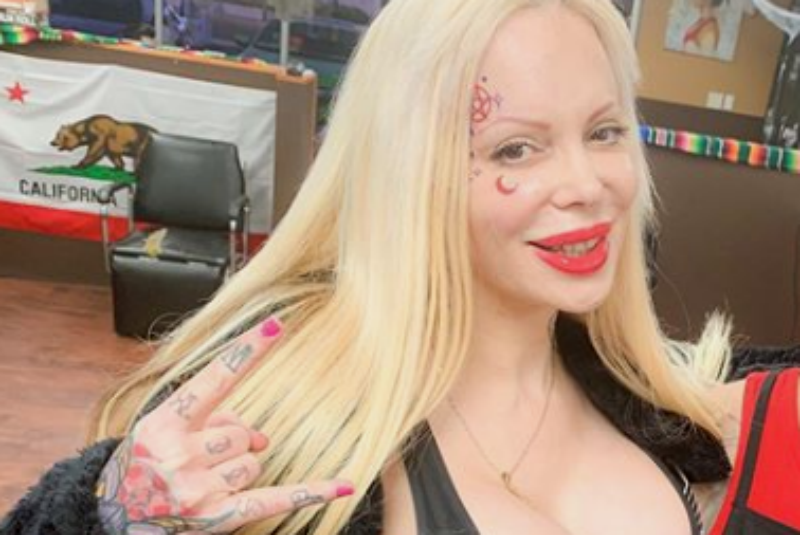 Sabrina Sabrok Cumple 50 Años Los Celebra Con Tatuajes Satánicos En El Rostro Video