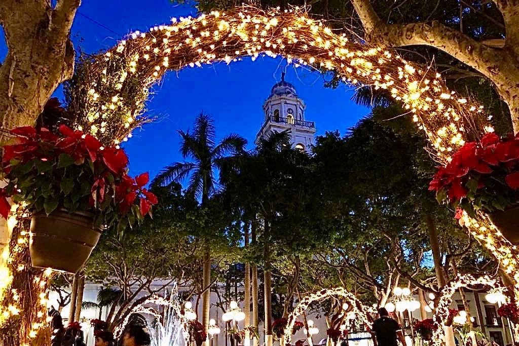 Se ilumina de Navidad el zócalo de Veracruz | Crónica del Poder